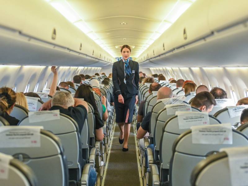 6 Tips para viajar en avión: qué llevar, ropa y buenas prácticas 2 cabina de avion